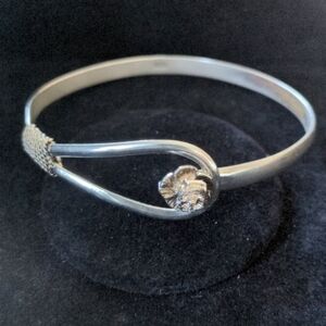Vintage asymmetric handmade silver bracelet with flower closure